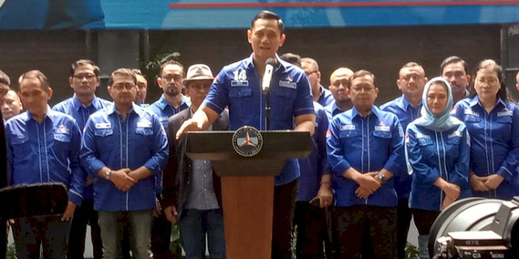 Ketum Partai Demokrat, Agus Harimurti Yudhoyono, menyampaikan pandangannya terkait penolakan PK Moeldoko oleh Mahkamah Agung di markas Demokrat, Jumat (11/8)/RMOL