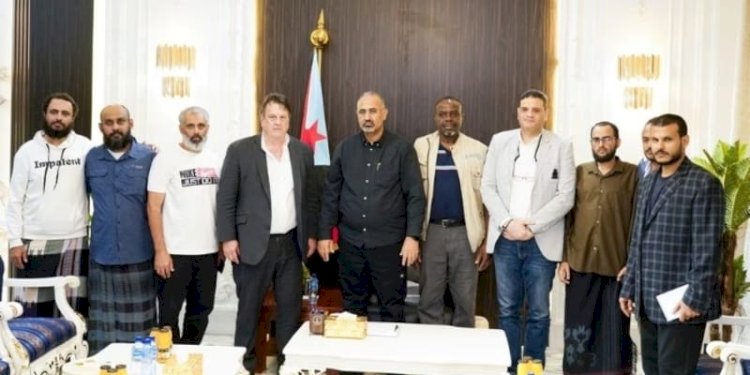 Lima staf PBB yang dibebaskan bersama dengan, Juru Bicara PBB Yaman David Gressly di Aden pada Jumat, 11 Agustus 2023/Net