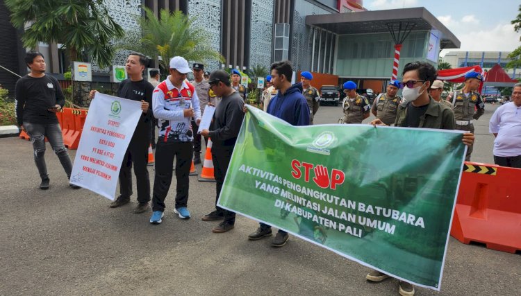 Mahasiswa PALI Peduli Lingkungan melakukan aksi  sebagai bentuk protes atas melintasnya angkutan truk batubara yang melintas di jalan umum Kabupaten PALI/ist