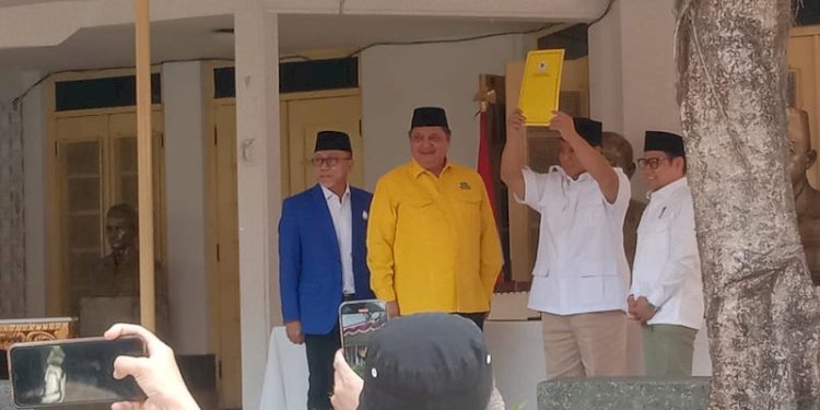 Ketua Umum Partai Golkar Airlangga Hartarto dan Ketua Umum PAN Zulkifli Hasan saat memberikan dukungan kepada Prabowo Subianto dan disaksikan Ketua Umum PKB Muhaimin Iskandar di Museum Proklamasi/RMOL