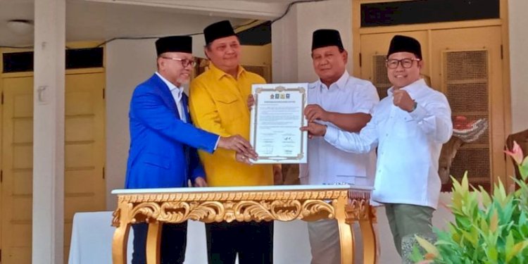 Prabowo Subianto saat memperlihatkan kesepakatan kerjasama politik Golkar dan PAN untuk Pilpres 2024 mendatang/RMOL