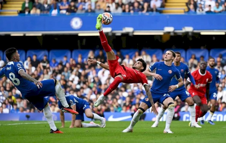 Kemelut di mulut gawang Chelsea saat Luis Diaz berjibaku merebut bola/ist