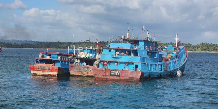 Kapal yang kedapatan melakukan alih muatan ilegal/ist