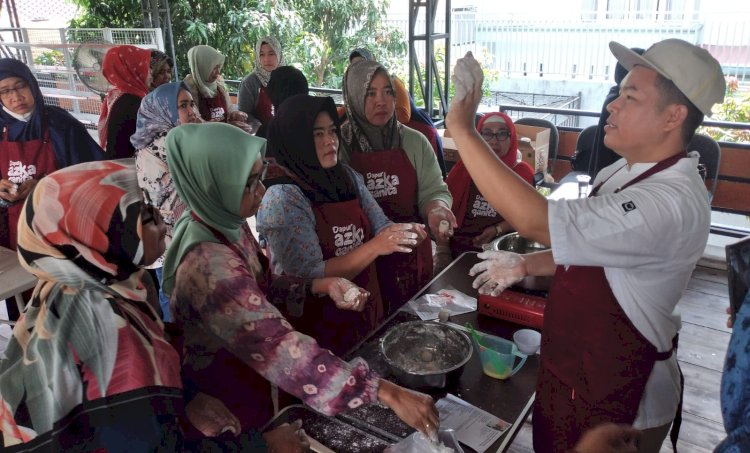 Komunitas Pedagang dan Pencinta Kuliner Nusantara (KPPKN) bekerjasama dengan Dapur Azka Qanita telah sukses menggelar sebuah acara pelatihan yang menarik, yakni "Latihan Bareng (Latbar) Pembuatan Pempek Rebus/ist