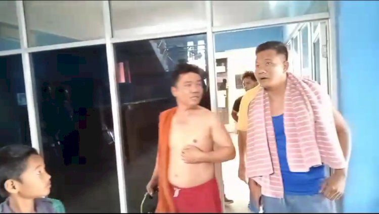 Warga Perumahan Bougenville Asri dan Air Durian yang berada di kelurahan Muara Enim melakukan aksi menumpang mandi ke kantor PDAM Lematang Enim. (Noviansyah/RmolSumsel.id)