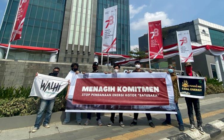 Puluhan massa dari Walhi Sumatera Selatan (Sumsel) menggelar aksi demo di Otoritas Jasa Keuangan Kantor Regional 7 Sumatera Bagian Selatan, Senin (14/8). (Ist/rmolsumsel.id)   