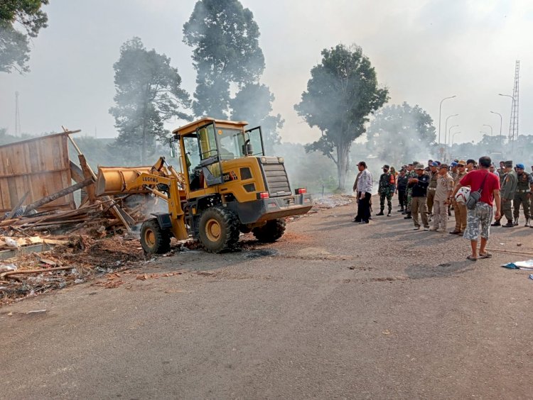 Lapak liar yang berada di jalan Pasar Pulau Emas, Kecamatan Tebing Tinggi, Kabupaten Empat Lawang dibongkar menggunakan alat berat. (Salim/RmolSumsel.id)