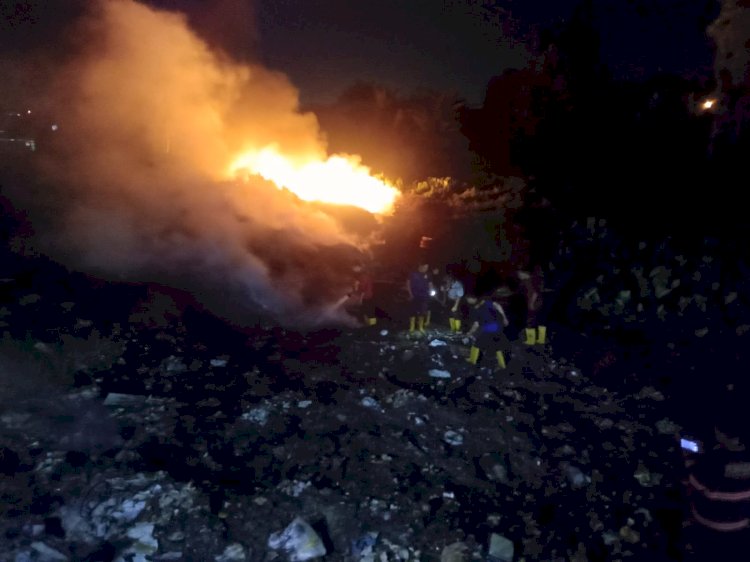 Kebakaran TPA Sukawintan Palembang yang masih berlangsung malam ini, Senin (14/8). (ist/RMolSumsel.id)
