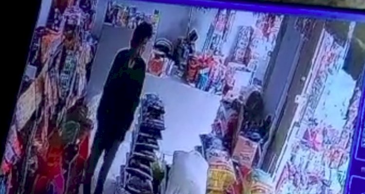 Tangkapan layar CCTV pencurian hp di warung kelontongan.