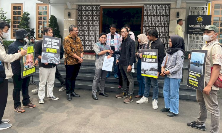 Jejaring Sumatera Terang untuk Energi Bersih (STuEB), sebuah kolaborasi dari 14 lembaga non-pemerintah yang beroperasi di 10 provinsi di Pulau Sumatera, menyampaikan dokumen policy brief/ist