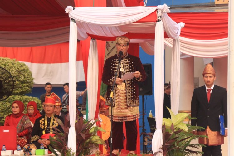 Kepala Kantor Wilayah Kemenkumham Sumsel, Dr. Ilham Djaya memimpin langsung upacara. Mengenakan pakaian adat Minang, Kakanwil mengajak jajaran mengenang jasa pahlawan, menggugah semangat kebangsaan dan semangat membangun bangsa. 