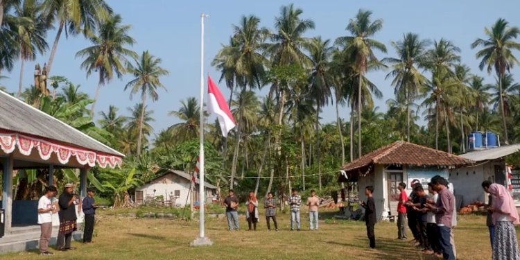 Upacara Bendera Setengah Tiang Warga Pulau Sangiang/Ist