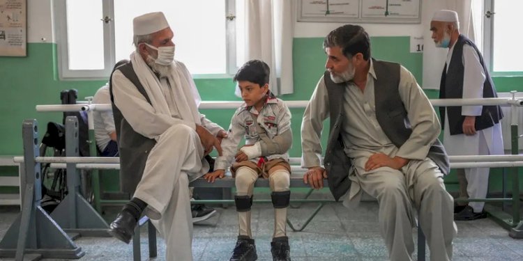 Seorang anak laki-laki duduk di bangku dengan kaki prostetik barunya di Anggota Komite Internasional Pusat Rehabilitasi Palang Merah di Kabul/Net