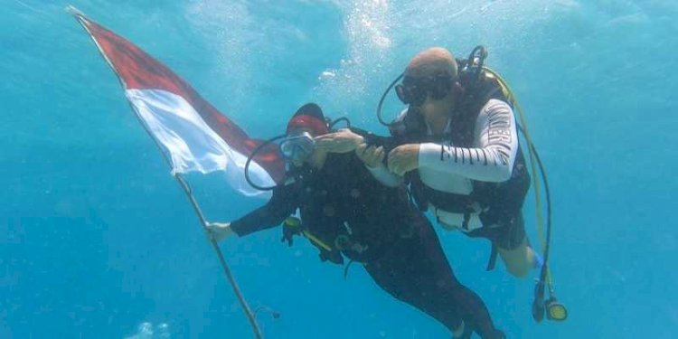    Dubes Nana Yuliana Kibarkan Bendera Merah Putih di Dasar Laut Karibia