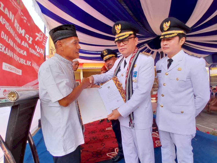 Bupati saat memberikan remisi kepada napi yang mendapat remisi bebas. (Salim/RmolSumsel.id)