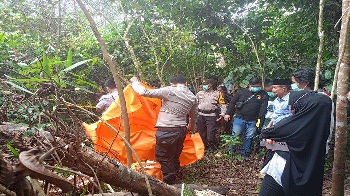 Evakuasi jenazah perempuan yang tewas tanpa busana setelah dibunuh oleh selingkuhannya di Kabupaten Empat Lawang, Sumatera Selatan. (Salim/RmolSumsel.id)