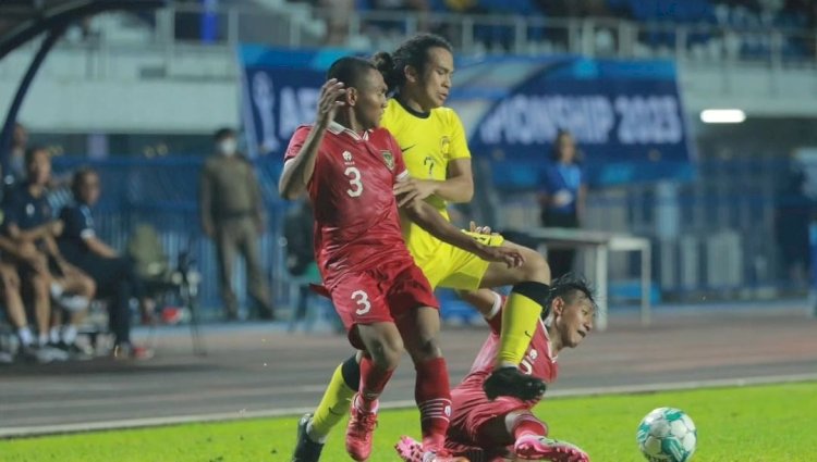 Pemain Indonesia berebut bola dengan pemain Malaysia/repro