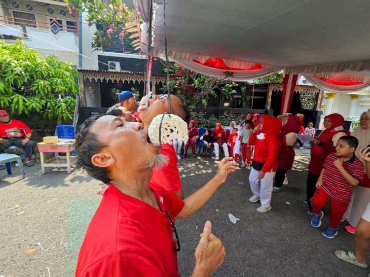 Kemeriahan warga mengikuti lomba makan kerupuk/Foto:RMOL