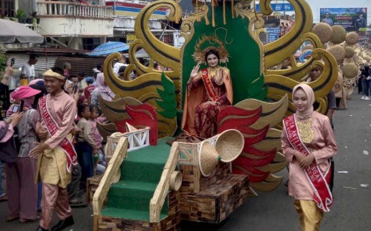 Acara kirab budaya dan pawai pembangunan yang berlangsung di kota Pagar Alam, Sumatera Selatan. (Taufik/RmolSumsel.id)