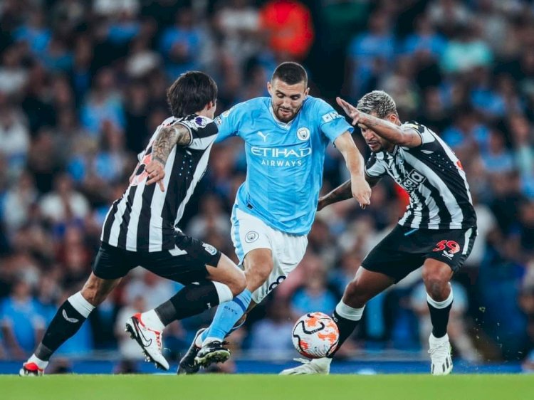 Pemain Manchester City mencoba menembus hadangan dari pemain Newcastle/ist