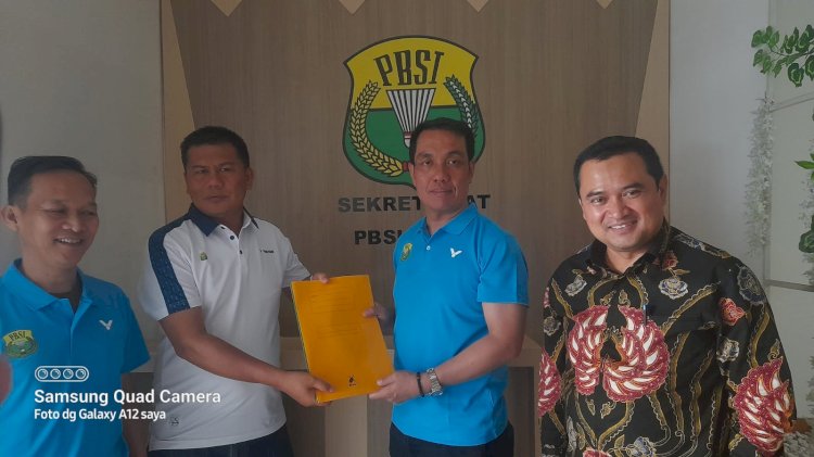 Mendapatkan dukungan 11 dari Pengurus Cabang (Pengcab) PBSI Kabupaten/Kota dan Pengurus Provinsi di Sumatera Selatan (Sumsel) PBSi H. Fauzi Amro, M.Si resmi mengembalikan formulir pencalonan Bakal Calon (Balon) Ketua Umum PBSI Sumsel masa bakti 2023-2027 di Sekretariat PBSI Sumsel, Sabtu (19/8).(ist/rmolsumsel.id)