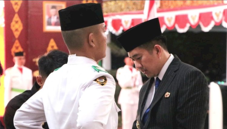 Plt Bupati Muara Enim Ahmad Usmarwi Kaffah mengukuhkan angggota Paskibraka/ist