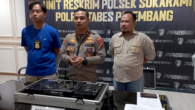  Kapolsek Sukarami Kompol Ikang Ade Putra menunjukkan peralatan mixer yang disita dalam acara orgen tunggal. (Fauzi/RmolSumsel.id)