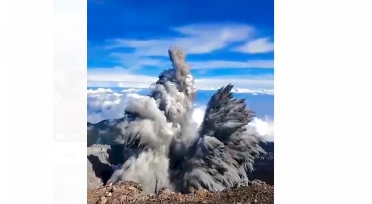 Erupsi gunung dempo kota Pagar Alam. (ist)