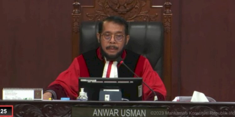 Ketua Mahkamah Konstitusi (MK), Anwar Usman saat memimpin sidang perkara uji materiil norma batas usia Capres-Cawapres, Selasa (22/8)/Repro