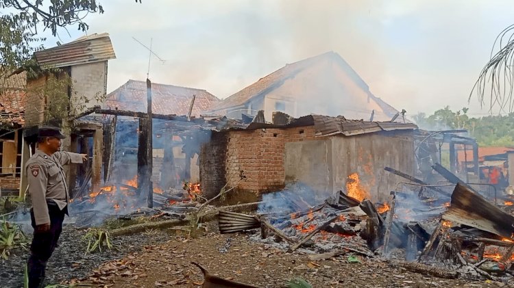 Dua Rumah Warga di Musi Rawas Terbakar saat Ditinggal Pergi Keluar.(foto Istimewa)