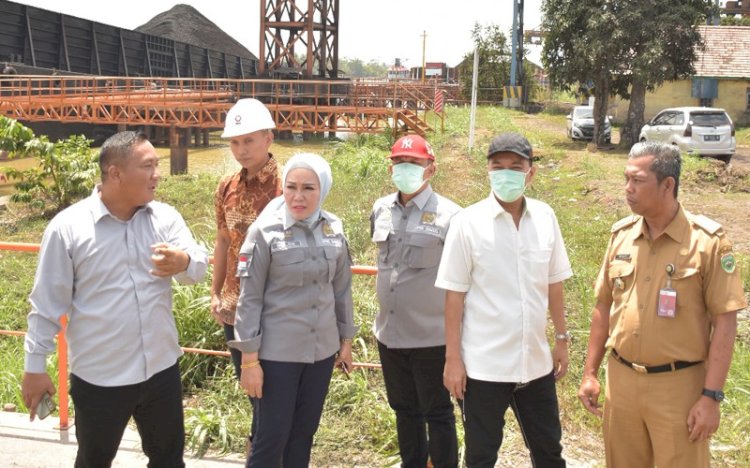 Komisi IV DPRD Sumsel dan Dinas LHP Sumsel mendatangi PT RMK yang mencemari lingkungan sekitar/Foto:Dudi Oskandar