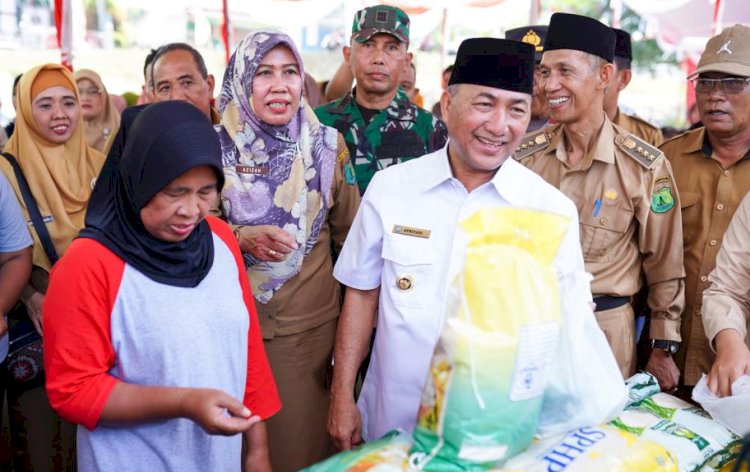 Pj Bupati Muba, H. Apriyadi Mahmud, secara resmi membuka operasi pasar/ist