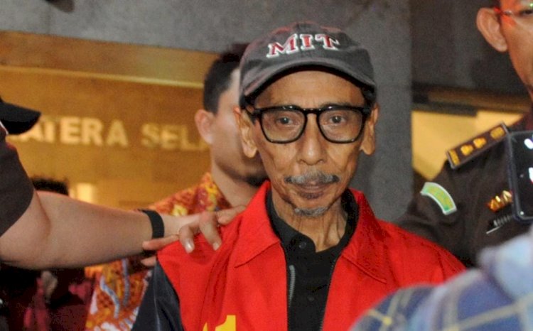 Mantan Dirut PTBA, Milawarma mengenakan rompi merah setelah ditetapkan tersangka oleh tim Kejati Sumsel. (ist/rmolsumsel.id)