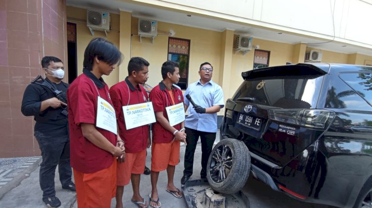Tiga tersangka kurir sabu yang disergap Timsus Direktorat Reserse Narkoba Polda Sumsel /ist