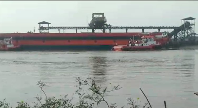 Aktivitas loading batu bara PT RMK yang mencemari udara warga di Selat Punai, Palembang. (dok. Warga)