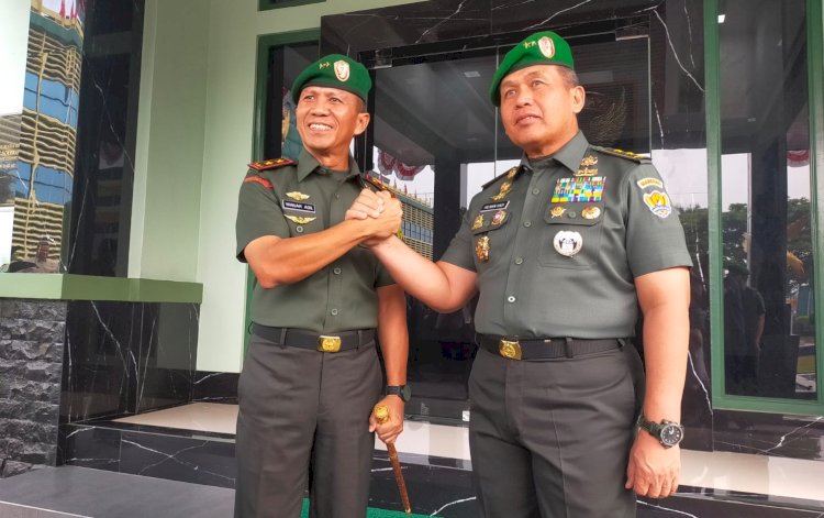 Pangdam II Sriwijaya yang baru Mayjen TNI Yanuar Adil salam komando dengan Mayjen TNI Hilman Hadi/ist
