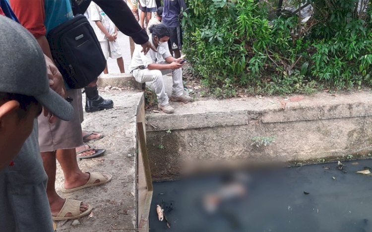 Mayat tanpa identitas ditemukan mengambang di kolam retensi, Jalan Pipa Reja Kelurahan 8 Ilir, Kecamatan Ilir Timur 3 Palembang. (Fauzi/RmolSumsel.id)