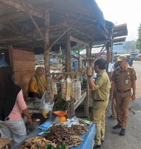  Dinas Perindustrian dan Perdagangan (Disperindag) Kabupaten Empat Lawang memantau harga kebutuhan pokok di Pasar Pulo Mas. (ist/rmolsumsel.id) 