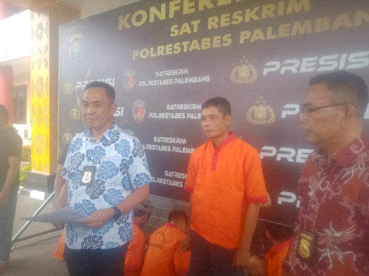 Eko Saputra (27) pelaku perampokan penumpang angkot saat berada di Polrestabes Palembang, Sabtu (26/8). (Denny Pratama/RMOLSumsel.id)