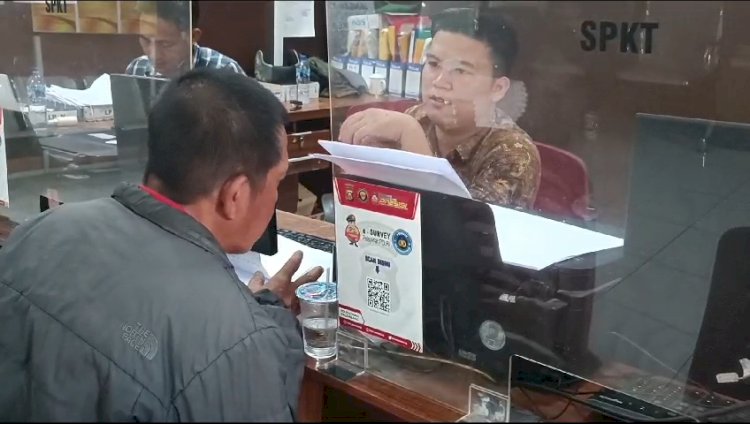 Korban Juarsah ketika membuat laporan polisi di SPKT Polrestabes Palembang. (Deny Pratama/RMOLSumsel.id)