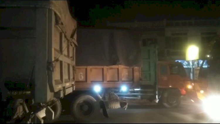 Truk Batubara parkir sembarangan bikin geram warga Muara Enim yang melintas/ist