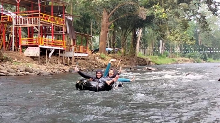 Pengunjung beranyut di Sungai Kasir/ist