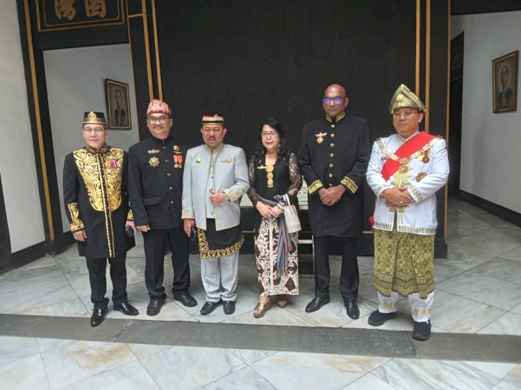 Sultan Banjar, Khairul Saleh dan Sekretaris Jenderal (Sekjen)  FSKN  Rt. Ayu Naniek Wijayanti kembali menjabat sebagai Ketua Forum Silaturahmi Karaton Nusantara (FSKN) periode 2023-2028  untuk kedua kalinya terpilih kembali secara aklamasi  dalam Musyawarah Nasional /ist