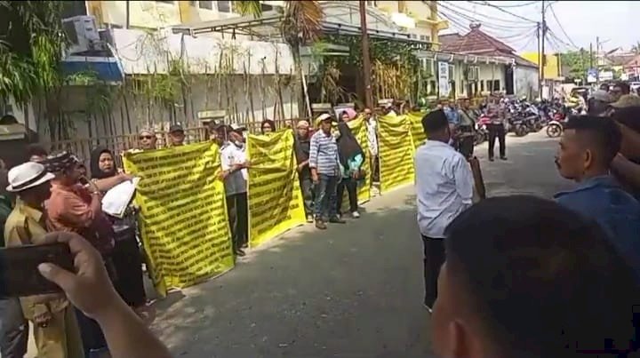 Puluhan warga ahli waris Kgs Nanung , pemilik lahan yang bersengketa di Jalan Kol H Burlian Kelurahan Karya Baru Kecamatan Alang-Alang Lebar (AAL) KM 8 Palembang,  menggelar demo di Kantor BPN Kota Palembang/ist