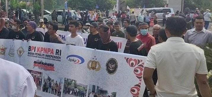 Puluhan massa, yang terdiri dari berbagai kelompok aktivis anti korupsi di Sumatera Selatan, bersatu menggelar demo di kantor Kejaksaan Tinggi /ist