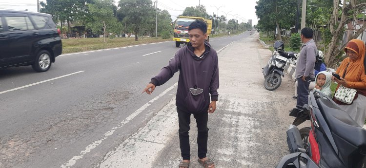  Muhammad Merdi Hardiansyah menunjukkan lokasi tempat ia kena begal di Jalan Noerdin Pandji Palembang. (Fauzi/RMOLSumsel.id)