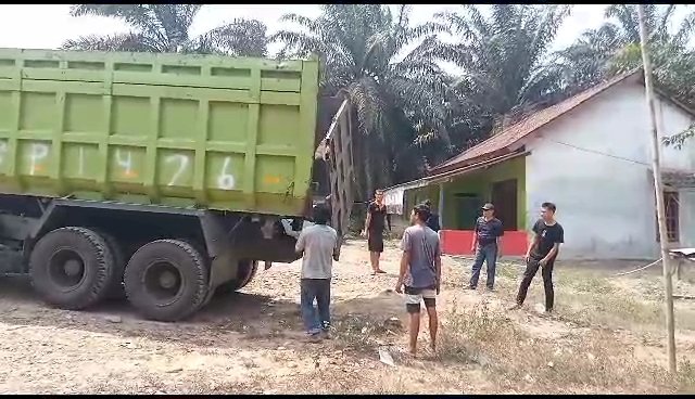 Warga Sungai Tebu putar balik angkutan Batubara kosongan yang melintas. (Noviansyah/RmolSumsel.id)