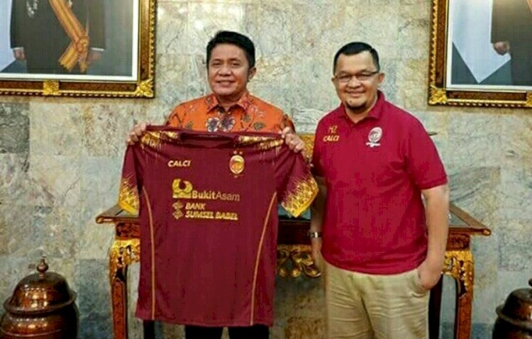 Momen saat Gubernur Sumatera Selatan Herman Deru dan Presiden SFC Hendri Zainuddin launching jersey Sriwijaya FC/net