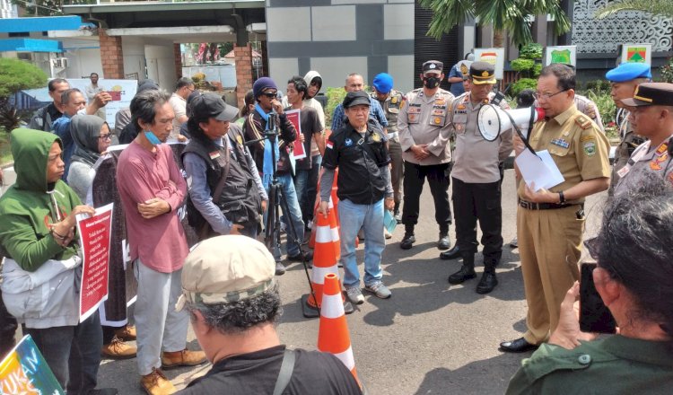 uluhan seniman, budayawan  di Sumatera Selatan (Sumsel) yang tergabung dalam Aliansi Seniman Menggugat (Asam) menggelar aksi unjuk rasa halaman kantor Gubernur Sumsel/Foto:Dudy