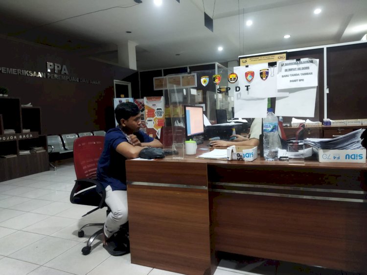 Korban Indra ketika membuat laporan polisi di SPKT Polrestabes Palembang. (Denny Pratama/RMOLSUMSEL.ID)
